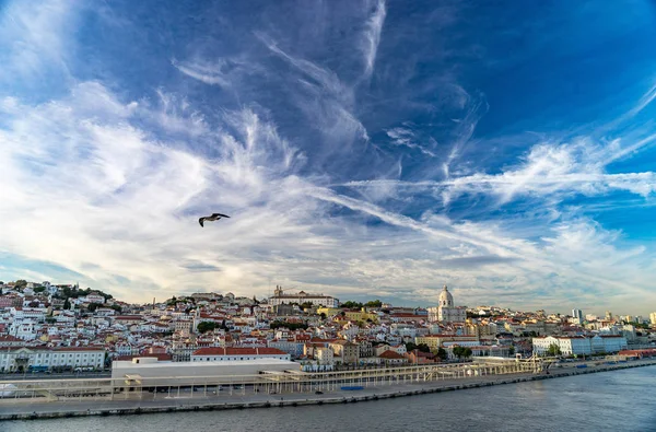 Lisbon, Portugal skyline and cityscape of the cruise port on the Tagus River — Stock Photo, Image