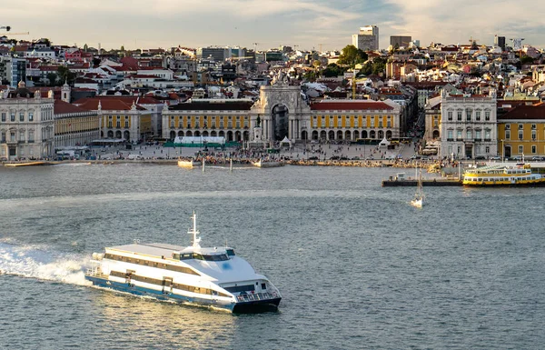 Lizbon, Portekiz manzarası ve cityscape Tagus Nehri üzerinde