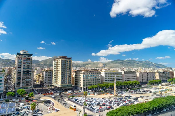 Vista aérea de Palermo con montañas y nubes en el fondo —  Fotos de Stock