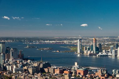 Manhattan'ın aşağı Doğu Yakası Brooklyn ile havadan görünümü içinde belgili tanımlık geçmiş