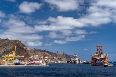 Santa Cruz de Tenerife Kanarya Adaları İspanya limanında şafakvakti petrol platformu platformu. Arka planda Anaga dağları