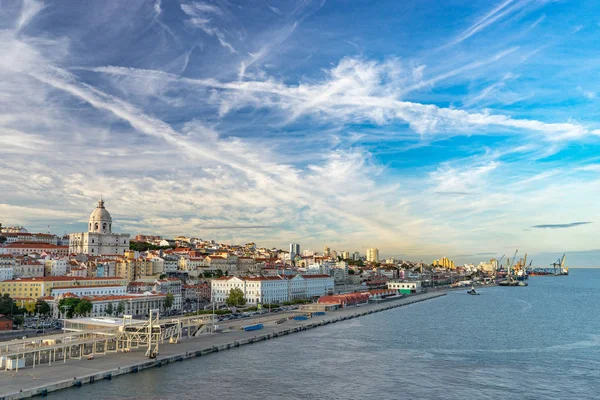 Lissabon, Portugal skyline en skyline van de haven van de cruise op de rivier de Taag — Stockfoto