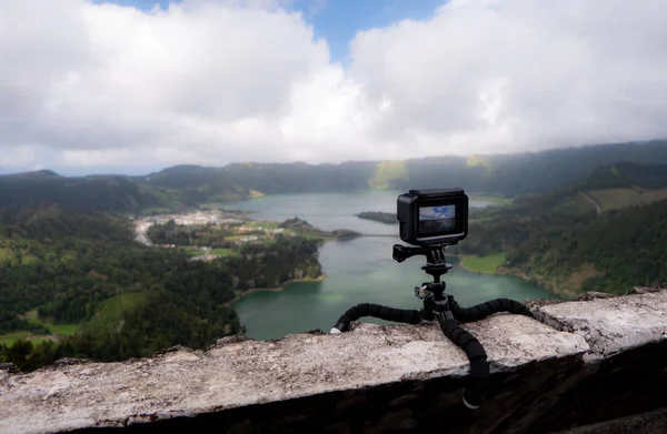 Екшн-камера знімає вид на озеро в горах — стокове фото