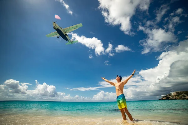 Людина з літаком літати на знаменитий пляж Махо — стокове фото