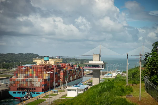 Navio porta-contentores atravessando a bacia do Canal do Panamá. Cidade do Panamá, Panamá — Fotografia de Stock