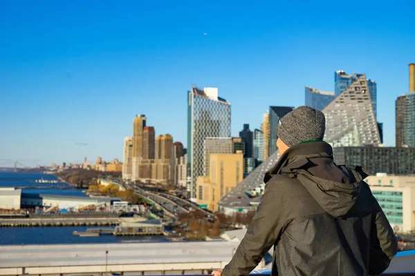 Jovem olhando do navio de cruzeiro para a cidade de Nova York. Conceito de férias felizes e viagens. Primavera — Fotografia de Stock