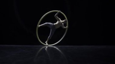 Cyr Wheel kas sirk sanatçısı zor hileler yavaş hareket yapıyor