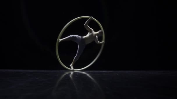 Muskularny artysta cyrkowy w kole Cyr robi trudne sztuczki w zwolnionym tempie — Wideo stockowe