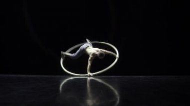 Cyr Wheel kas sirk sanatçısı zor hileler yavaş hareket yapıyor
