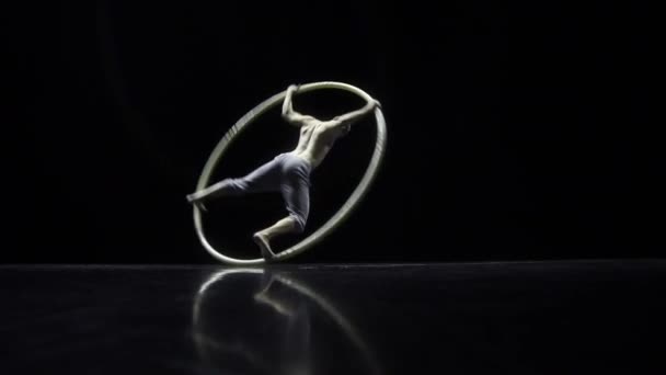 Muskulös cirkusartist i Cyr hjulet gör svåra tricks slow motion — Stockvideo