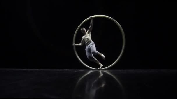 Cirkusartist i ett Cyr-hjul i teater på svart bakgrund — Stockvideo