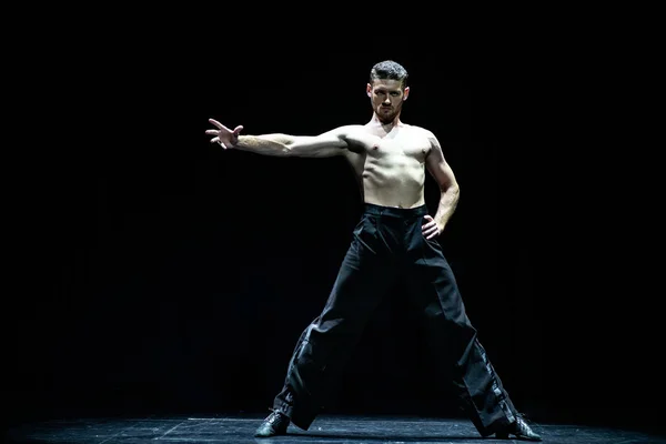 Mannelijke gespierde ballroom danser maken pose geïsoleerd op zwart — Stockfoto