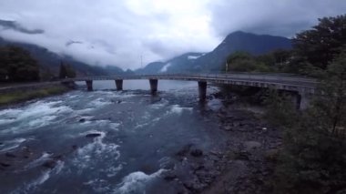 Odda şehrine yakın nehir ve köprü ile akşam güzel norveç manzara. Norveç