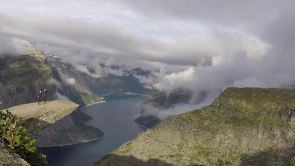 Trolltunga, Norwegia-24 lipca, 2018: wielu ludzi dzieje na Trolltunga ich fotografii. Timelapse — Wideo stockowe