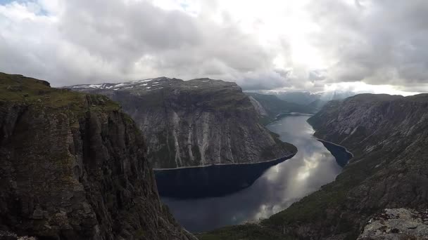 Timelapse de la vue d'oiseau du fjord en Norvège avec des rayons de soleil et des nuages — Video