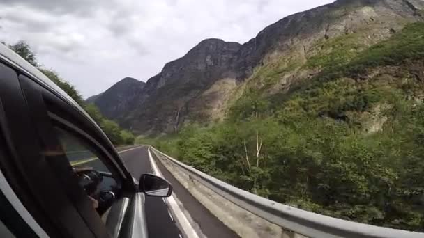 Passageiro menina tirar fotos de montanhas para fora da janela com câmera de foto na bela Noruega — Vídeo de Stock