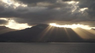 Guadeloupe adasının dağların üzerinde ışınları çok gün batımı
