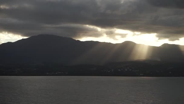 Tramonto con un sacco di raggi sulle montagne dell'isola di Guadalupa — Video Stock