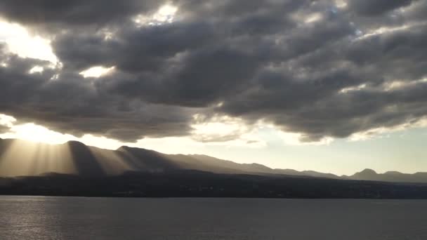 Coucher de soleil dramatique avec de beaux rayons sur les montagnes et la mer — Video