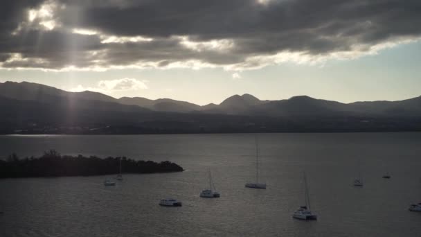 Un sacco di barche a vela in acque calme con montagne e nuvole sullo sfondo vicino all'isola di Guadalupe — Video Stock