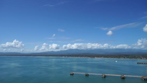 La vista panorámica de la costa de Costa Rica cerca de la ciudad de Limón desde el mar con espectaculares nubes — Vídeos de Stock