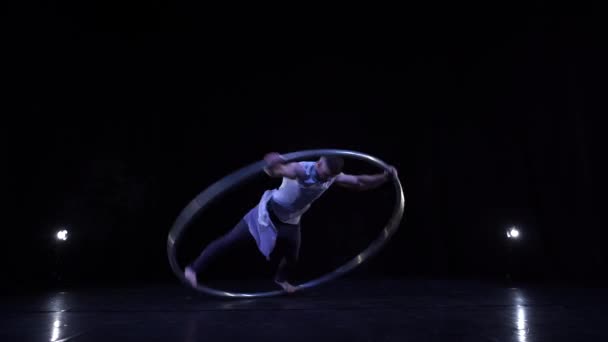 Artiste de cirque montre la concentration et l'équilibre tout en tournant sur une roue Cyr — Video