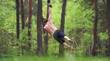 Sirk sanatçısı karantina ve tecrit sırasında ormanda prova yapıyor. 