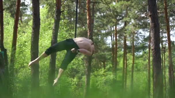 Circus artiest doet repetitie in het bos tijdens quarantaine en isolatie — Stockvideo