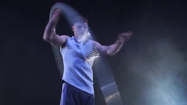 Цирковий артист танцює з кірським колесом. концепція концентрації, сили волі та руху — стокове відео