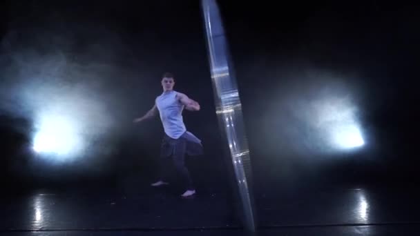 Артист цирка танцует в замедленной съемке с металлическим колесом. концепция движения и времени течения — стоковое видео