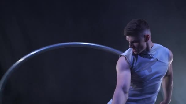 Артист цирка танцует в замедленной съемке с металлическим колесом. концепция движения и времени течения — стоковое видео
