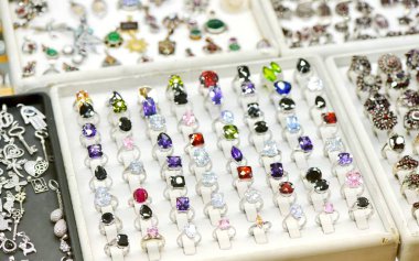 Altın renkli yüzük 