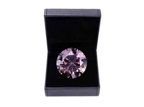 Diamante rosa en una caja de regalo — Foto de Stock