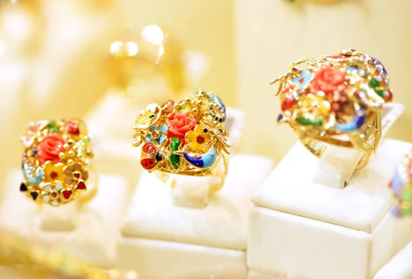 Anillos de colores dorados con flores — Foto de Stock