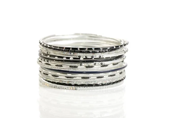 Набор серебряных браслетов на белом фоне — стоковое фото