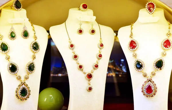Hermosas joyas establece en una sala de exposición — Foto de Stock