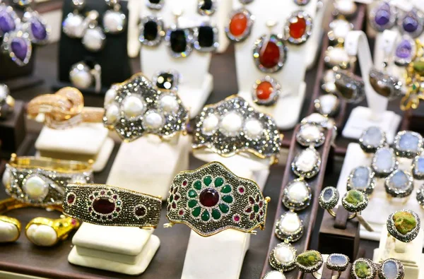 Gyllene färgglada smycken med pärlor i utställningsrum — Stockfoto