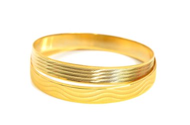 Beyaz zemin üzerine altın bilezik