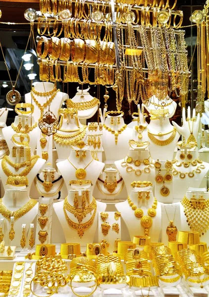 Золотые драгоценности в витрине магазина Стоковое Фото