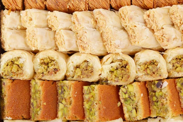 Arabské sladkosti s pistáciemi, vlašskými ořechy a kešú — Stock fotografie