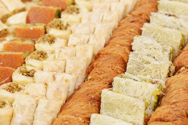 Арабские сладости с фисташками, грецкими орехами и кешью — стоковое фото