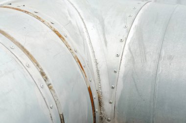 Büyük alluminium sanayi boruları, dış, yakın