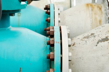 Büyük alluminium sanayi boruları, dış, yakın