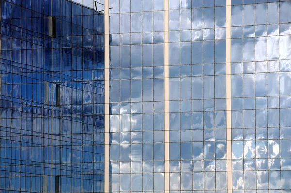 Gebäude aus Glas mit Himmelsspiegelung — Stockfoto