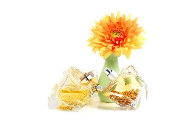 Parfums met gouden vlokken binnenin, over Wit — Stockfoto