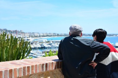 Fransa 'nın Cannes şehrinde Fransız Rivierası manzarasının tadını çıkaran son sınıf çifti. Seyahat konseptine dönelim. Salgından sonra normal hayata döndüm. Karantina sona erdi..