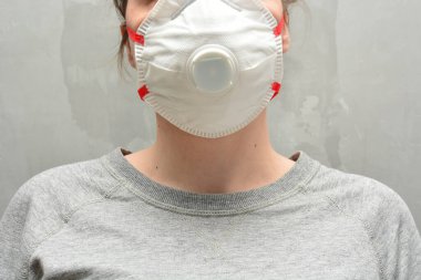 Koruyucu maske ya da solunum cihazı takan genç bir kadın. Koronavirüs önleyici pankart, virüs ve grip konsepti.