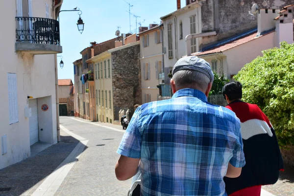 Fransa Nın Cannes Şehrinde Yaşlı Bir Çift Eski Kasabanın Manzarasının — Stok fotoğraf