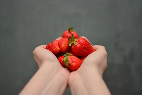 手に新鮮なイチゴを持つ若い女性 コピースペースと夏と健康的なライフスタイルの概念的なイメージ — ストック写真