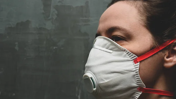 Koruyucu Maske Solunum Cihazı Takan Genç Bir Kadın Koronavirüs Önleyici — Stok fotoğraf